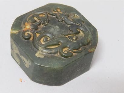 Cachet formant sceau en néphrite verte épinard...