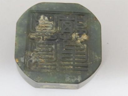 Cachet formant sceau en néphrite verte épinard...