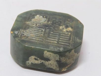Cachet formant sceau en néphrite verte épinard...