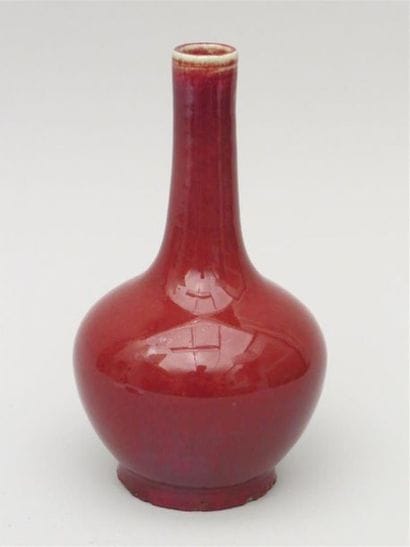 Vase bouteille en porcelaine sang de boeuf.
Chine,...