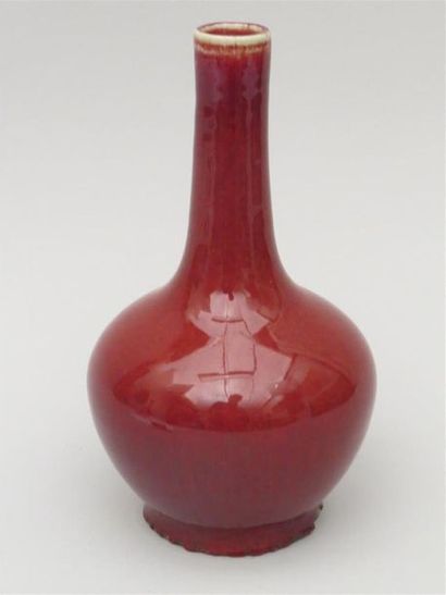 Vase bouteille en porcelaine sang de boeuf.
Chine,...