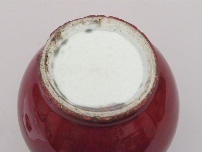 Vase bouteille en porcelaine sang de boeuf.
Chine,...