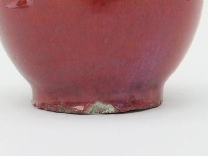 Vase bouteille en porcelaine sang de boeuf.
Chine,...