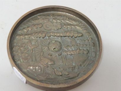 Miroir en bronze à décor d'échassiers. J...
