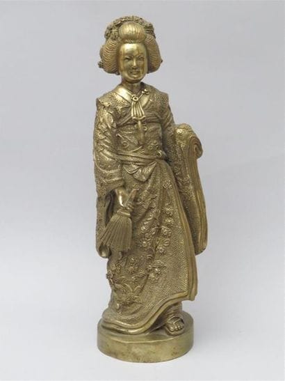 Okimono en métal doré à décor de courtisane.
Japon,...