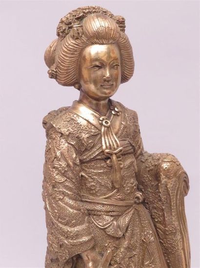 Okimono en métal doré à décor de courtisane.
Japon,...