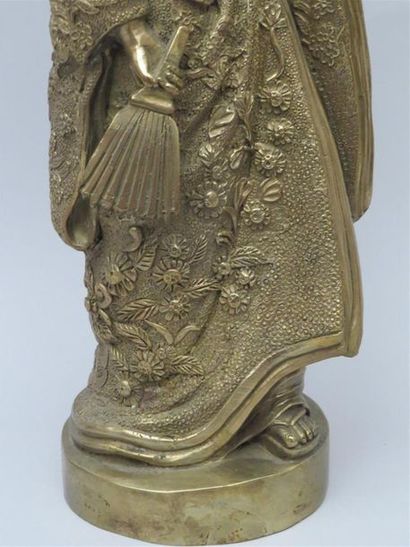 Okimono en métal doré à décor de courtisane.
Japon,...