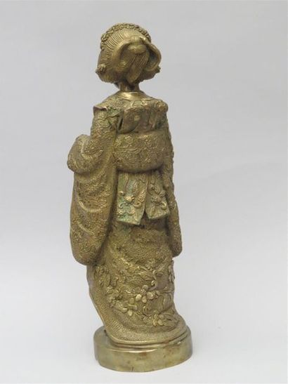 Okimono en métal doré à décor de courtisane.
Japon,...