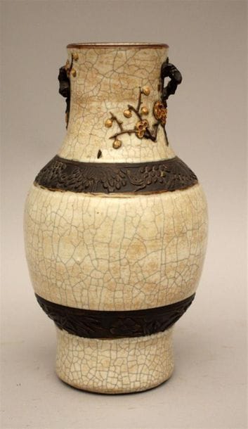 Vase en porcelaine craquelée.
Nankin, Chine
Fin...