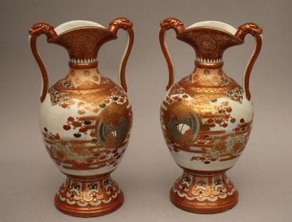 Paire de vases balustres à double anses en...