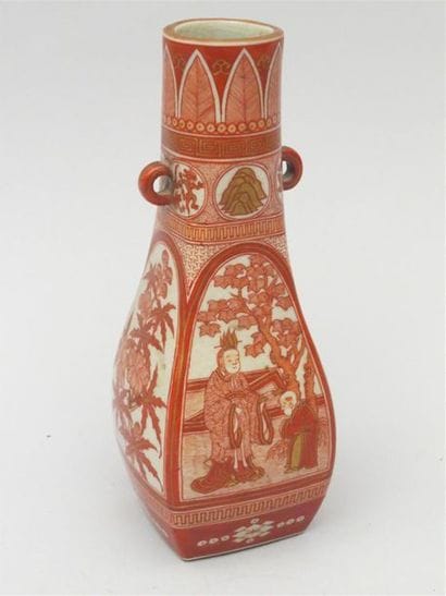 Vase quadrangulaire en porcelaine à décor...