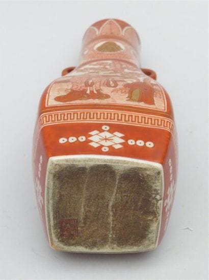 Vase quadrangulaire en porcelaine à décor...
