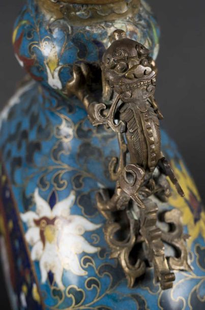 Gourde en bronze et émaux cloisonnés polychromes...
