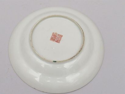 Coupe en porcelaine polychrome de la Famille...