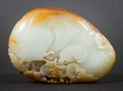 Galet en jade blanc veiné de rouille, représentant...