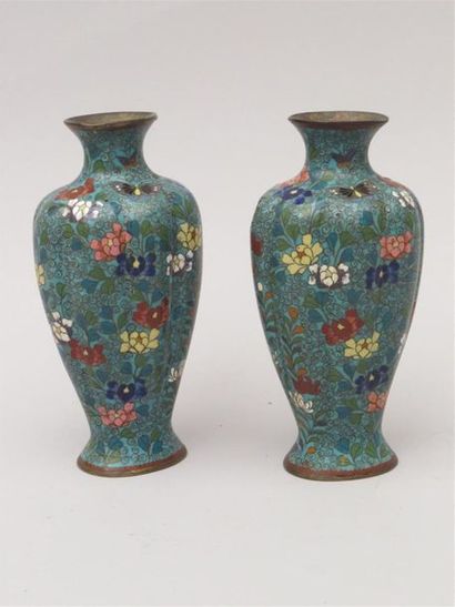 Paire de vases cotelés en cloisonné à décor...