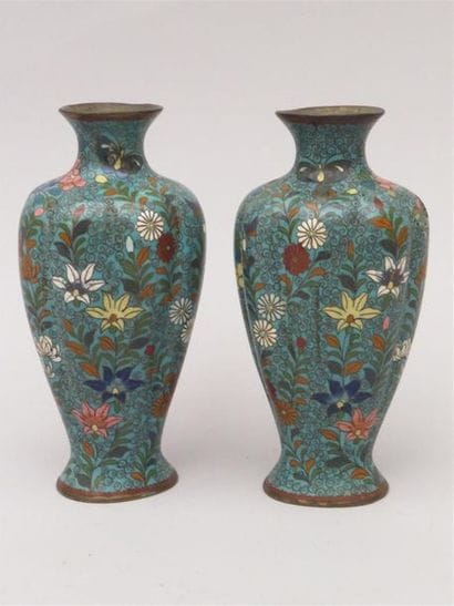 Paire de vases cotelés en cloisonné à décor...