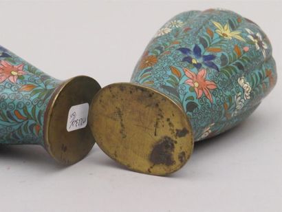 Paire de vases cotelés en cloisonné à décor...