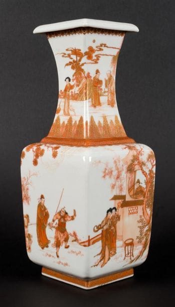 Vase en porcelaine de forme quadrangulaire...