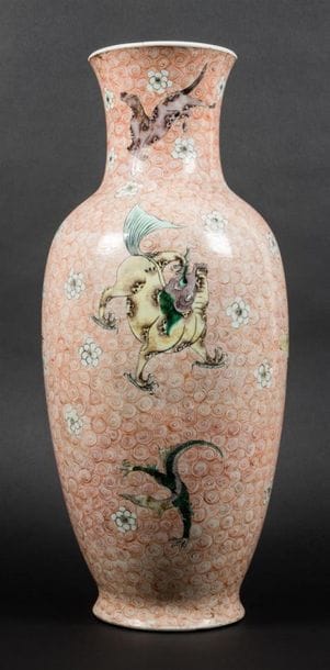 Vase balustre en porcelaine de style famille...