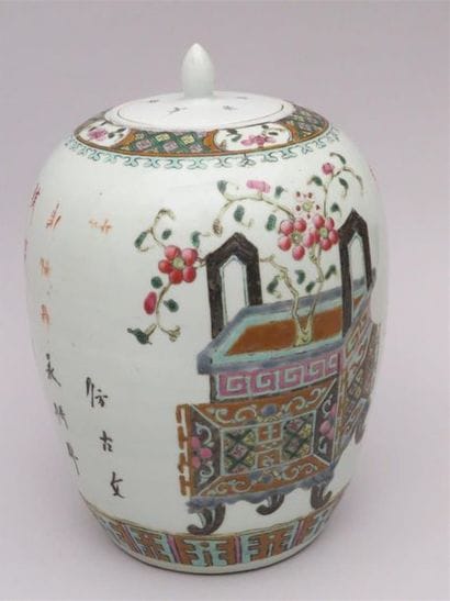 Pot à gingembre en porcelaine et émaux polychromes...