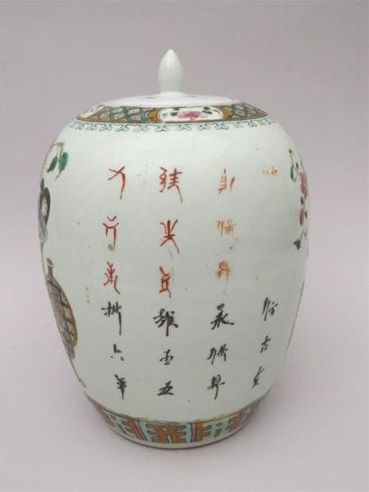 Pot à gingembre en porcelaine et émaux polychromes...