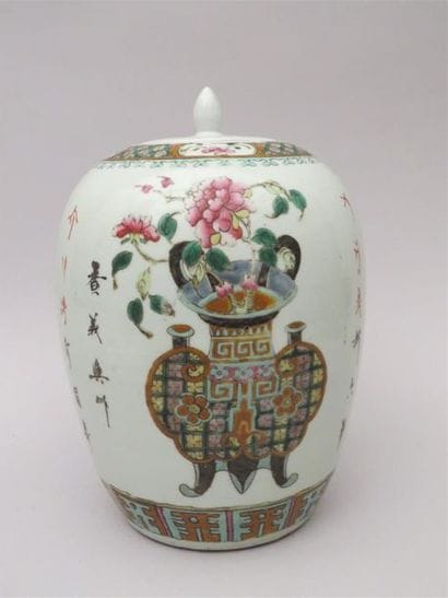 Pot à gingembre en porcelaine et émaux polychromes...