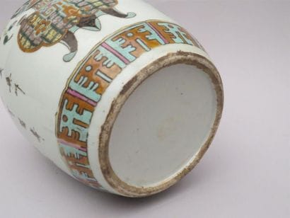 Pot à gingembre en porcelaine et émaux polychromes...