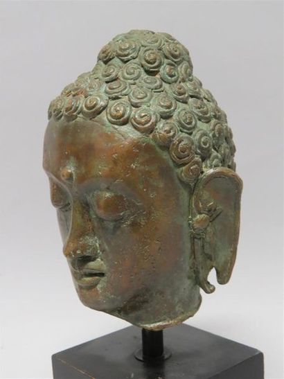Tête Bouddha en bronze. XXème
H : 18 cm