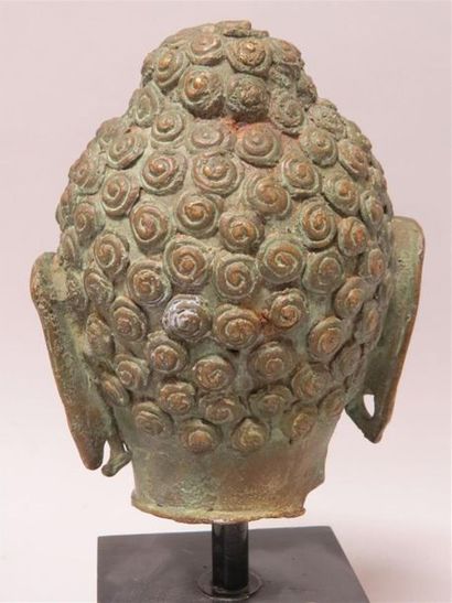 Tête Bouddha en bronze. XXème
H : 18 cm