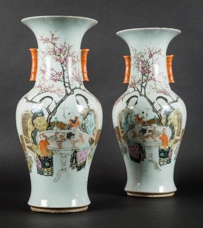 Paire de vases de forme balustre en porcelaine...