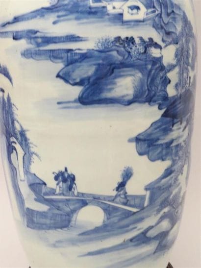 Grand vase balustre en porcelaine blanc bleu...