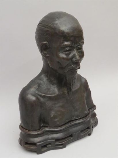 Epreuve en bronze patine brune.
Buste d'homme...