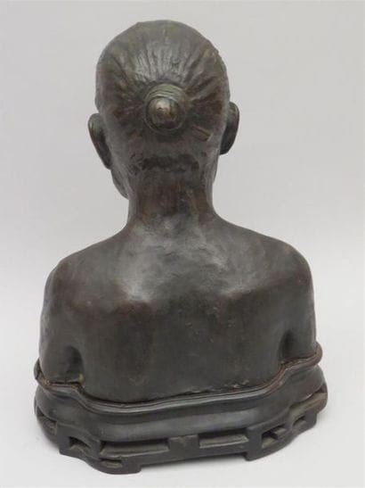 Epreuve en bronze patine brune.
Buste d'homme...