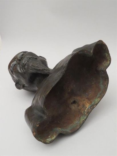 Epreuve en bronze patine brune.
Buste d'homme...