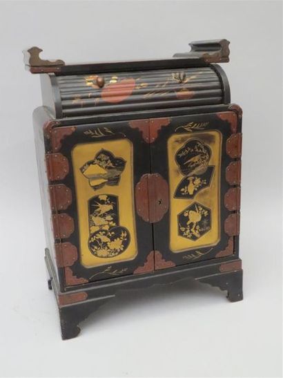 Petit cabinet en laque ouvrant à deux portes.
Japon,...
