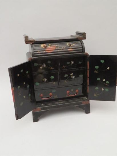 Petit cabinet en laque ouvrant à deux portes.
Japon,...
