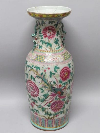 Important vase en porcelaine polychrome à...