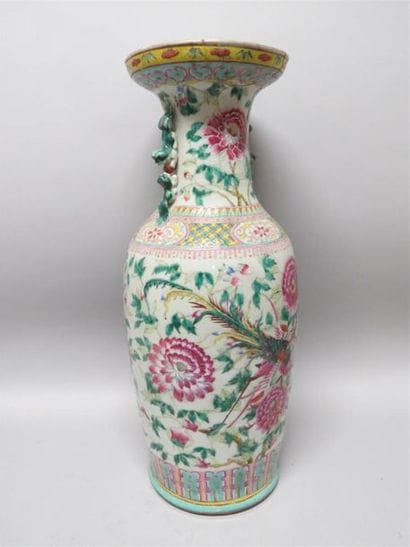 Important vase en porcelaine polychrome à...