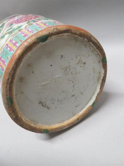 Important vase en porcelaine polychrome à...
