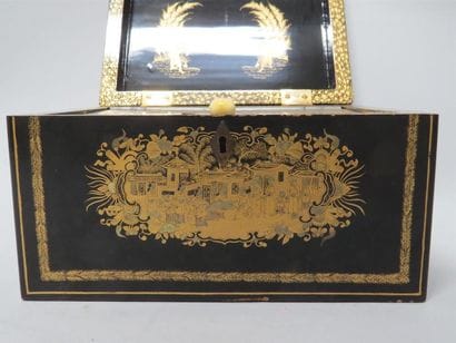 Boite à thé en laque noire et dorée à décor...