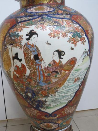 Important vase balustre couvert de forme...