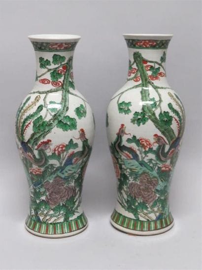 Paire de vases balustres en porcelaine dans...