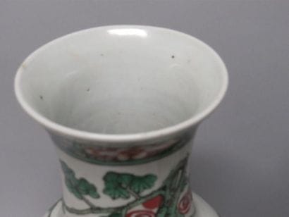 Paire de vases balustres en porcelaine dans...
