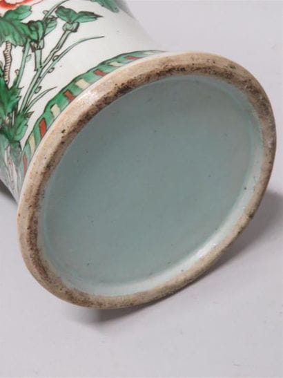 Paire de vases balustres en porcelaine dans...