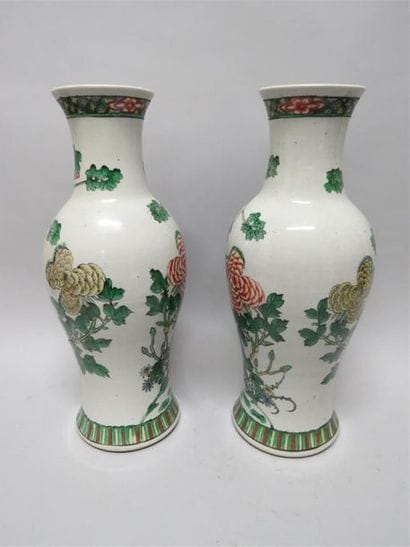 Paire de vases balustres en porcelaine dans...