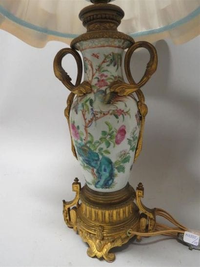 Vase en porcelaine polychrome à décor de...