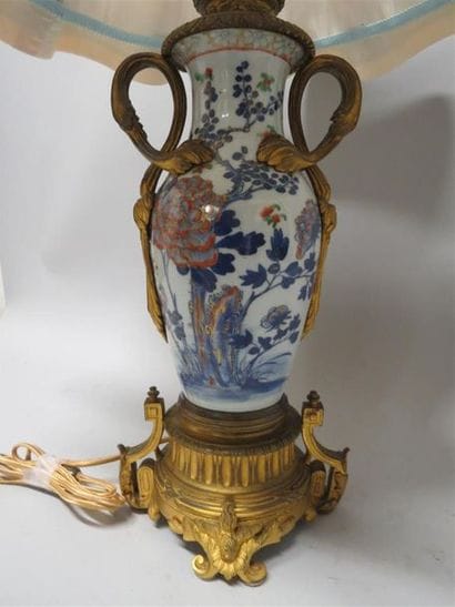 Vase en porcelaine polychrome à décor de...