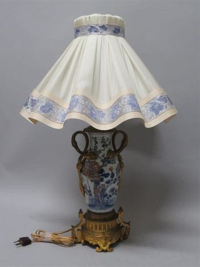 Vase en porcelaine polychrome à décor de...