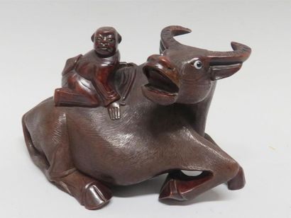 Groupe en bois sculpté représentant un buffle...